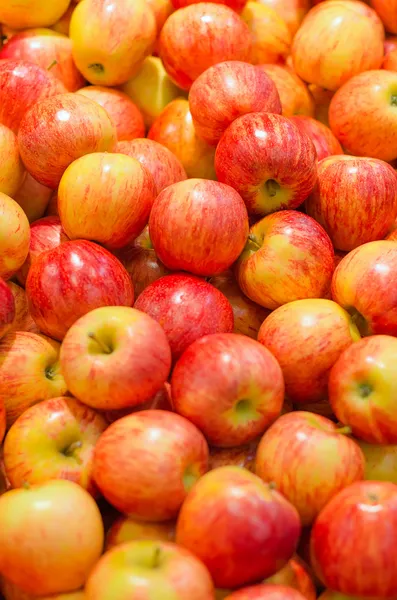 Lots of bright apples in supermarket — Stock Photo, Image