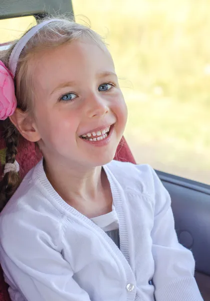 Leende liten flicka reser på bussen — Stockfoto