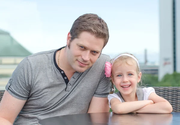 Father and daughter sitting in outdoor cafe — Stock Photo, Image