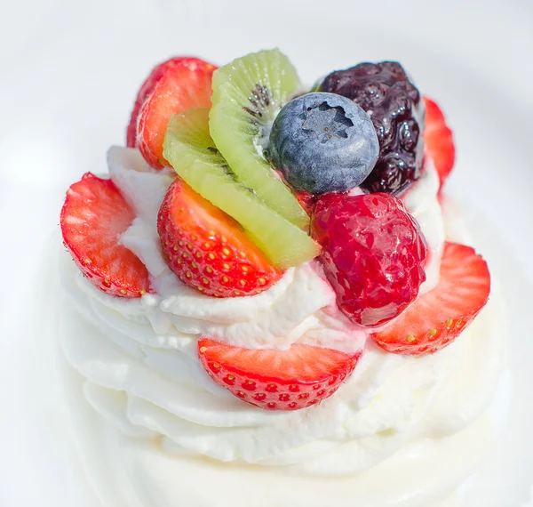 Gâteau crémeux blanc aux fraises sur une assiette — Photo