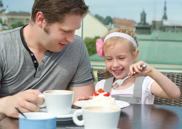 Padre e figlia pranzano in un caffè all'aperto — Foto Stock