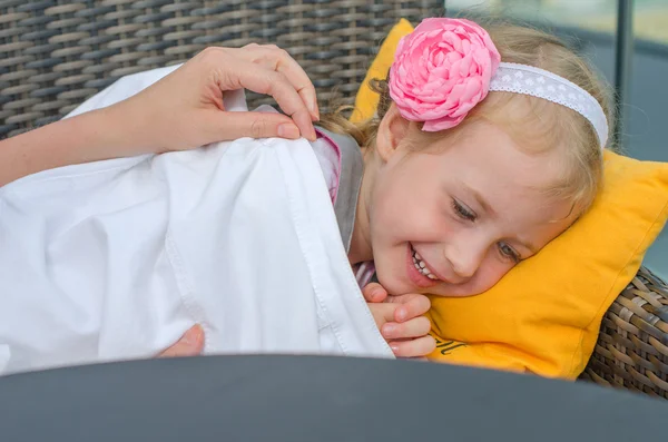 Petite fille est fatiguée et va dormir dans un café en plein air — Photo