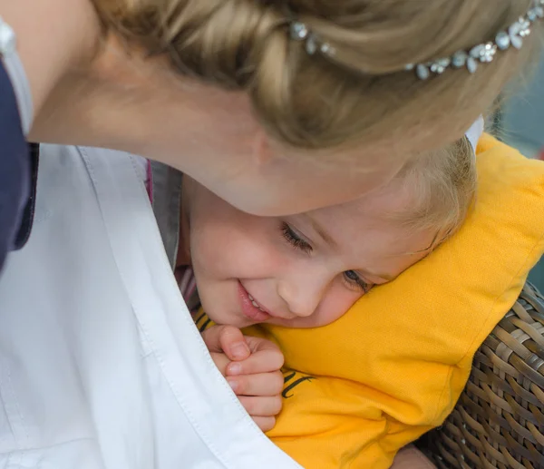 Annesi uyuyacak kızı öpüşme — Stok fotoğraf
