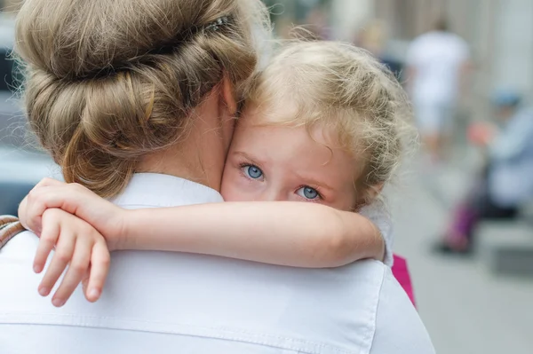 Sällsynt syn på mamma bära hennes dotter — Stockfoto