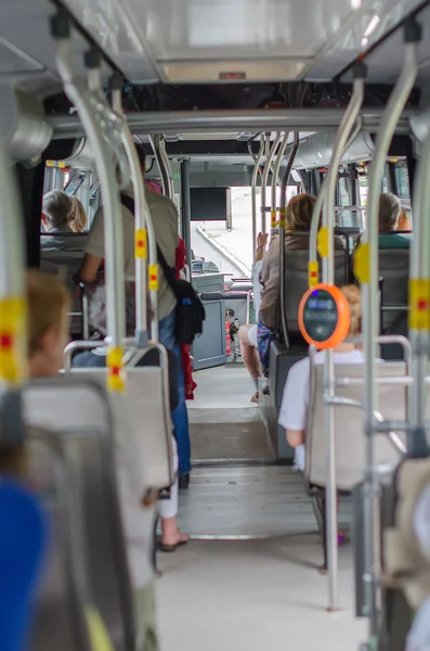 Interior de ônibus urbano moderno com passageiros e validador — Fotografia de Stock