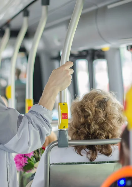 Moderno autobus urbano interno con passeggeri — Foto Stock
