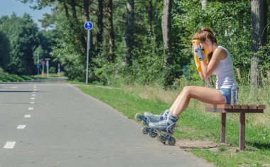 Patenler üzerinde yorgun genç kadın