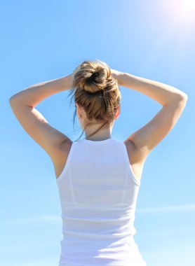 Mavi gökyüzü üzerinde kadın arkadan görünüm