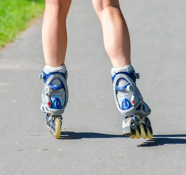 ローラーブレードで女性の足のクローズ アップ ビュー — ストック写真