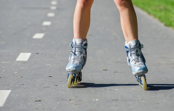 Vue rapprochée des jambes féminines dans les patins à rouleaux — Photo