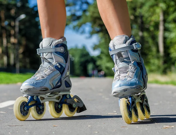 Vue rapprochée des jambes féminines dans les patins à rouleaux — Photo