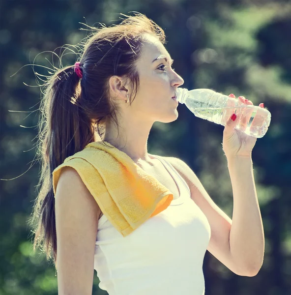 スポーティな若い女性水を飲む運動をした後 — ストック写真