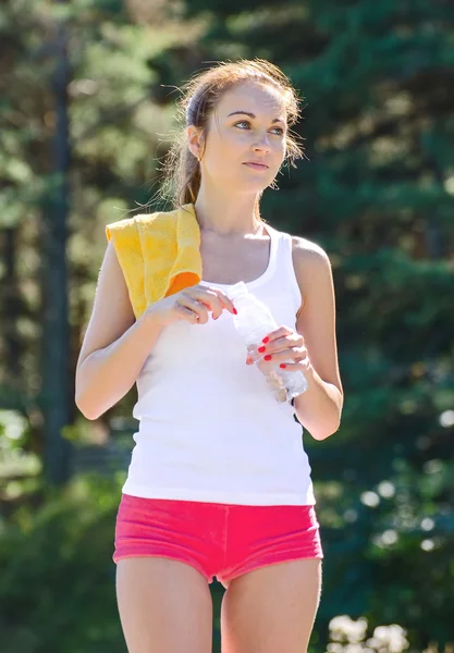 Desportivo jovem mulher com garrafa de água — Fotografia de Stock