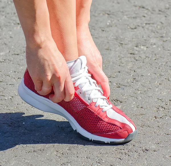 Mujer atando cordones antes de entrenar — Foto de Stock