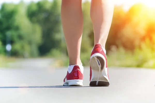 Frauenbeine beim Outdoor-Training bei Sonnenaufgang. Konzept. — Stockfoto