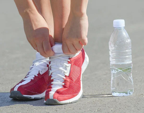 Woman tying laces before training — Stock Photo, Image