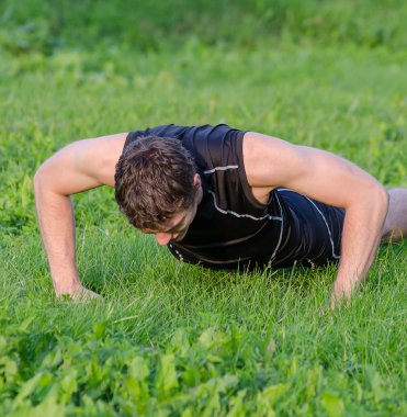 yakışıklı adam parkta şınav