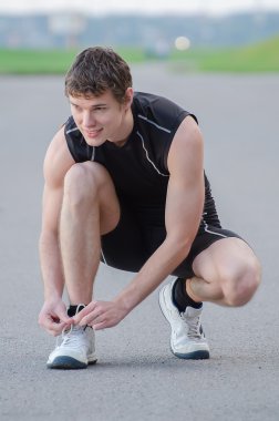 yakışıklı erkek spor ayakkabı bağlama