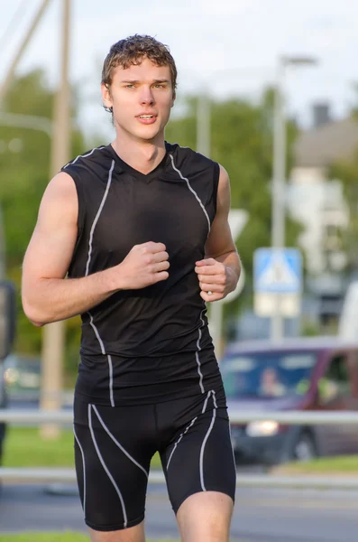 Fiatal jóképű sportoló fut az utcán — Stock Fotó