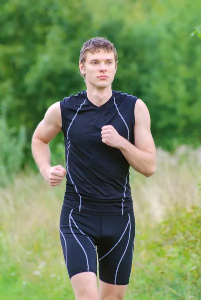 Guapo deportista corriendo en el parque — Foto de Stock