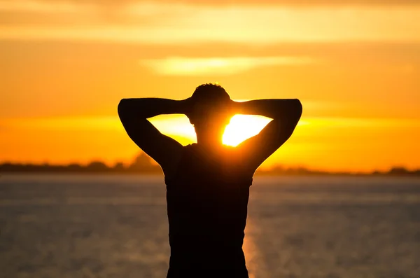 ᐈ Hombre solo en la playa viendo el atardecer fotos de stock, imágenes  hombre solo al atardecer | descargar en Depositphotos®