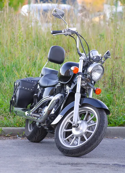 Одинокий винтажный мотоцикл — стоковое фото