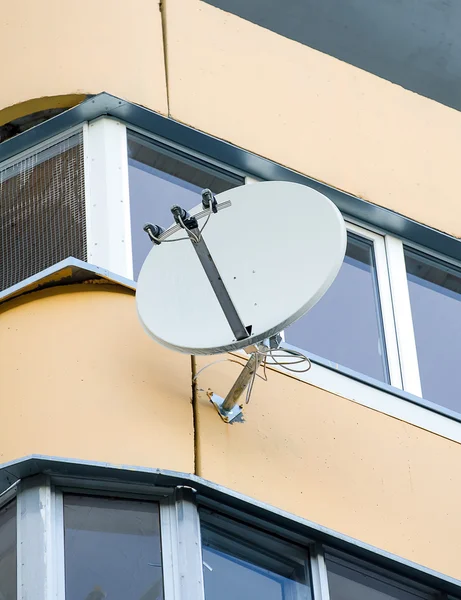 Piatto TV satellitare bianco su un balcone — Foto Stock