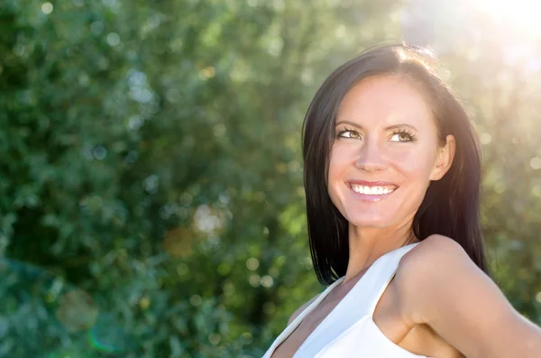 Attraktive lächelnde Frau auf grünem Hintergrund. Platz für Text — Stockfoto