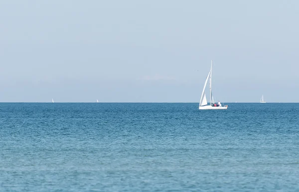 Iate em mar aberto . — Fotografia de Stock