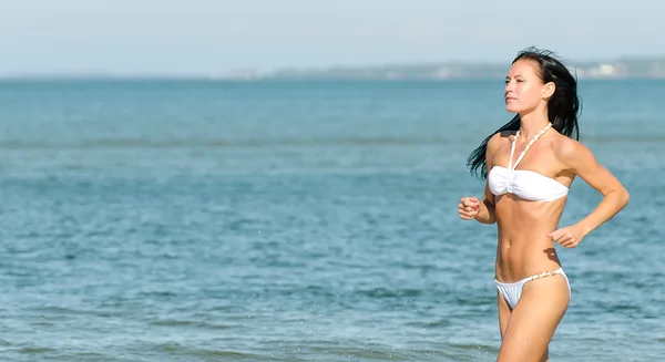 Zmysłowa brunetka na plaży. miejsce dla tekstu. — Zdjęcie stockowe