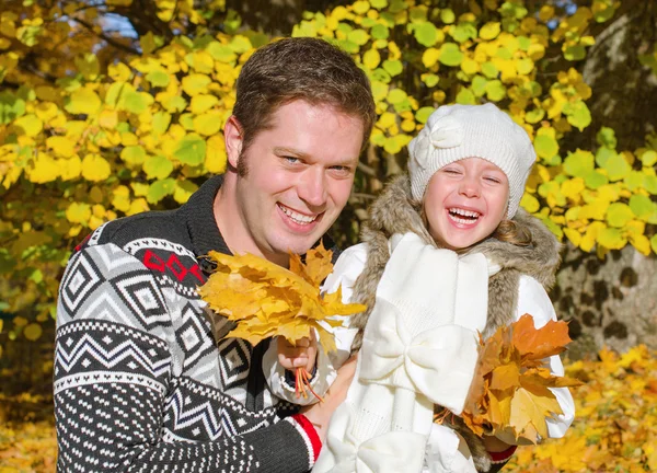 Glücklicher Vater und Tochter haben Spaß im Park. — Stockfoto