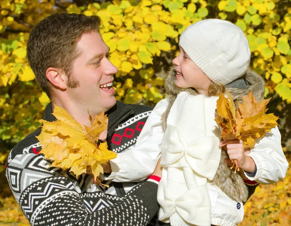 Happy father and daughter having fun in the park. — Stock Photo, Image