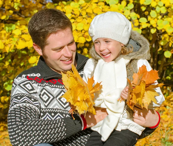 Glücklicher Vater und Tochter haben Spaß im Park. — Stockfoto