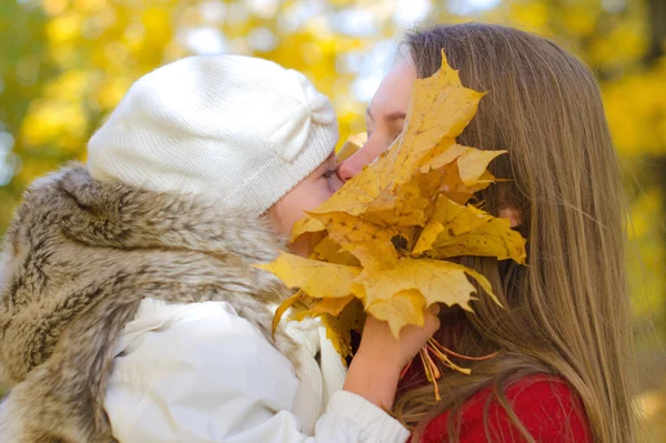 Küçük kız ve annesi sonbahar Park — Stok fotoğraf
