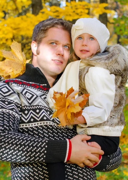 Father and daughter in the park. — Stock Photo, Image