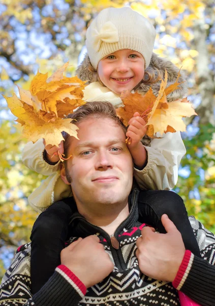 Lykkelig far og datter som morer seg i parken . – stockfoto