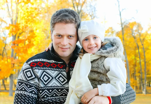 Glimlachend vader en dochter in het park. — Stockfoto