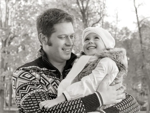 Padre e figlia sorridenti nel parco. Bianco e nero — Foto Stock