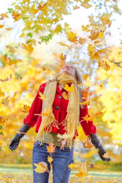 Parka sonbahar yaprakları atan mutlu kadın.. — Stok fotoğraf