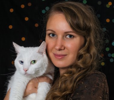 kadın ve beyaz kedi portre üzerinde bokeh