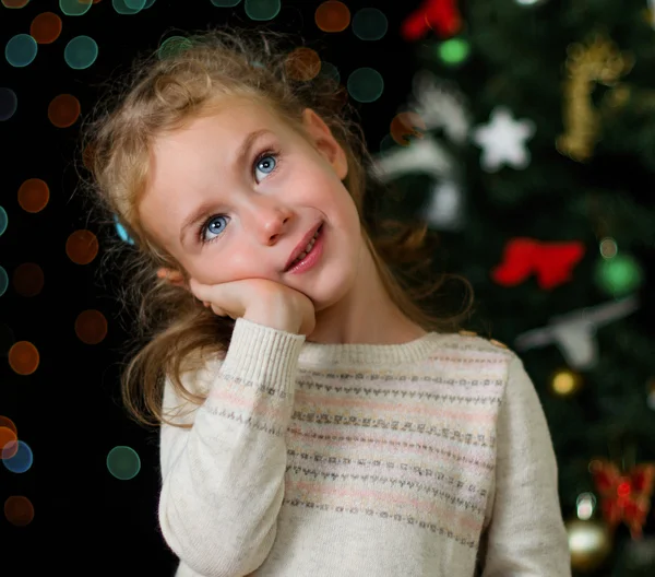 Petite fille sur les décorations de Noël — Photo