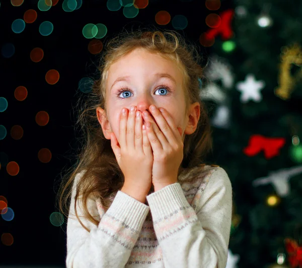 Petite fille sur les décorations de Noël — Photo