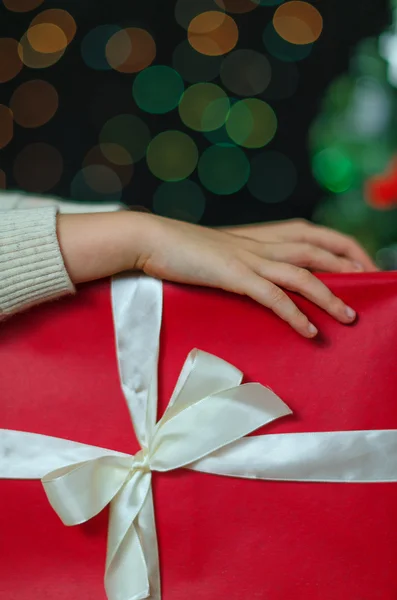 Child hands holding christmas gift — Stock Photo, Image