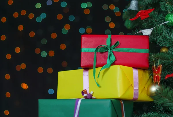 Pocos regalos bajo el árbol de Navidad — Foto de Stock