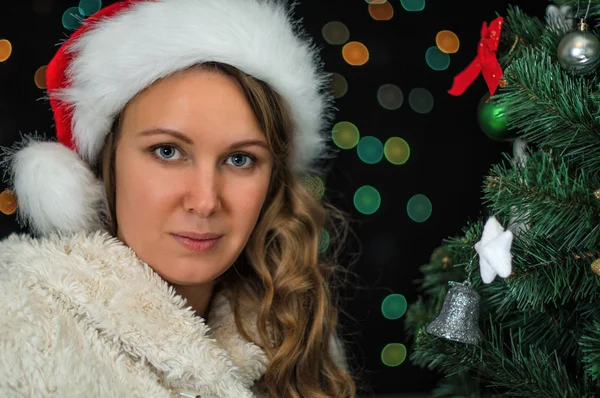 Femme attirante sur l'arbre de Noël有魅力的女人，在圣诞树上. — 图库照片