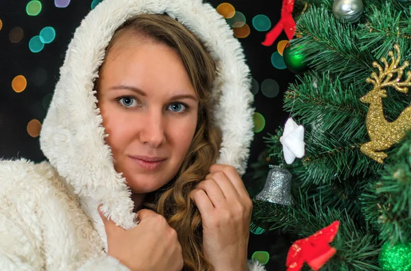 Femme attirante sur l'arbre de Noël有魅力的女人，在圣诞树上. — 图库照片