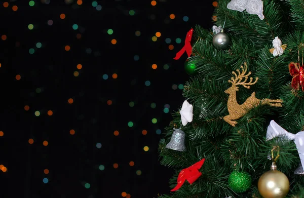 Árbol de Navidad con bokeh. Lugar para su texto . — Foto de Stock