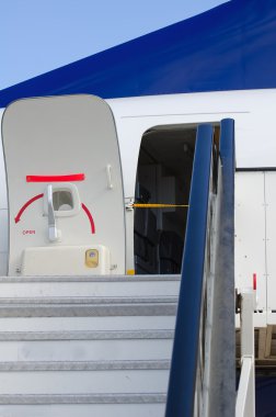 Merdivenler açık kapı ile yatılı yolcu