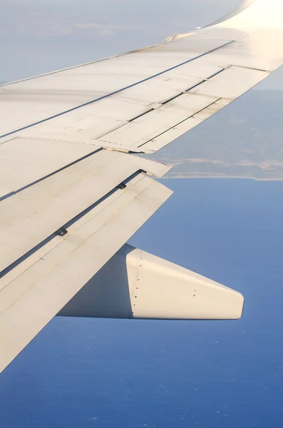 Vista de un ala desde el iluminador del avión — Foto de Stock