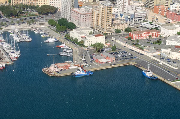 Вид с воздуха на порт с яхтами — стоковое фото